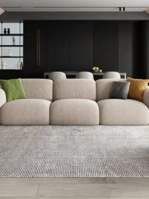 Grand canapé design contemporain aux formes organiques et arrondies, en tissu beige, pour un salon minimaliste et moderne. Vendu par Ameublement Hicham.