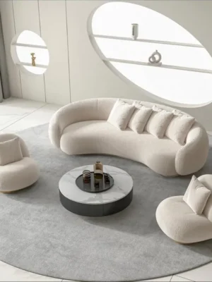 Canapé moderne au design incurvé en tissu bouclé blanc cassé, présenté avec ses fauteuils assortis. Disponible chez Ameublement Hicham à Marrakech.