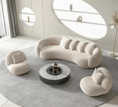 Canapé moderne au design incurvé en tissu bouclé blanc cassé, présenté avec ses fauteuils assortis. Disponible chez Ameublement Hicham à Marrakech.