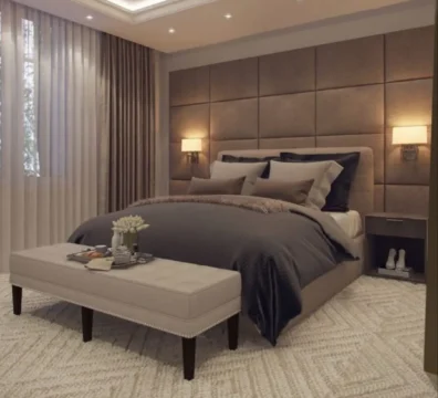 Chambre à coucher de luxe avec une tête de lit murale composée de grands panneaux carrés capitonnés en tissu taupe, pour une ambiance élégante et moderne. Ameublement Hicham.