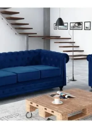 Ensemble de salon Chesterfield comprenant un canapé et un fauteuil en velours bleu roi capitonné, pour un style classique et audacieux. Ameublement Hicham Marrakech.