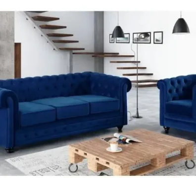 Ensemble de salon Chesterfield comprenant un canapé et un fauteuil en velours bleu roi capitonné, pour un style classique et audacieux. Ameublement Hicham Marrakech.