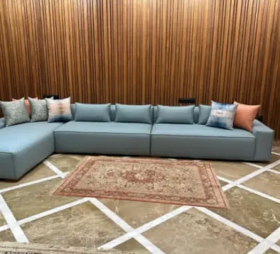 Grand canapé d'angle modulable de style moderne et épuré, en tissu bleu ciel, dans un intérieur contemporain. Disponible chez Ameublement Hicham à Marrakech.
