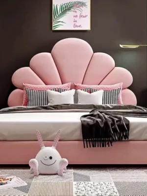 Lit design pour chambre d'enfant ou d'adolescent avec une tête de lit en forme de coquillage, revêtement en velours rose. Vendu par Ameublement Hicham à Marrakech.