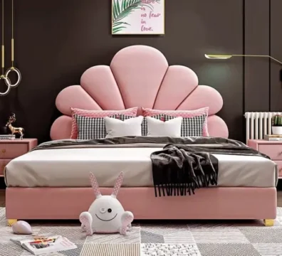Lit design pour chambre d'enfant ou d'adolescent avec une tête de lit en forme de coquillage, revêtement en velours rose. Vendu par Ameublement Hicham à Marrakech.