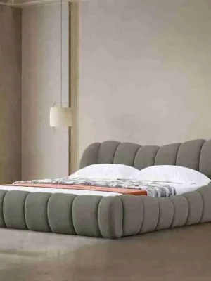 Lit au design contemporain unique avec un capitonnage tubulaire sur la tête de lit et le cadre, en velours gris-vert. Ameublement Hicham Marrakech.