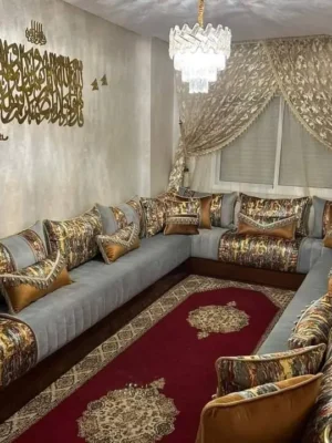 Salon marocain en U combinant une base en tissu gris uni avec des coussins et dossiers au tissu traditionnel richement coloré. Ameublement Hicham Marrakech.