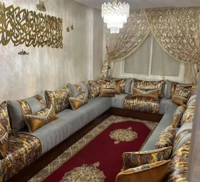 Salon marocain en U combinant une base en tissu gris uni avec des coussins et dossiers au tissu traditionnel richement coloré. Ameublement Hicham Marrakech.