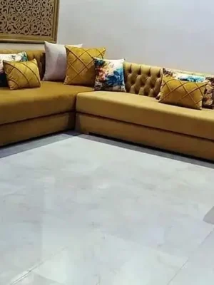 Grand salon moderne de style Chesterfield revisité, en velours jaune moutarde entièrement capitonné, pour un intérieur audacieux. Ameublement Hicham Marrakech.