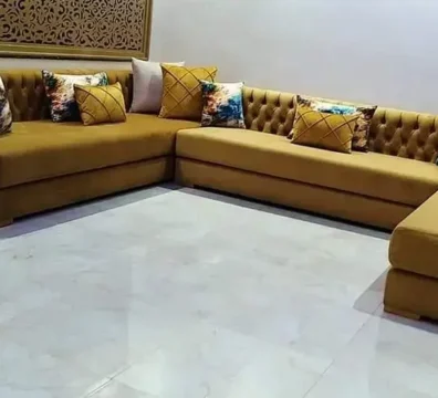 Grand salon moderne de style Chesterfield revisité, en velours jaune moutarde entièrement capitonné, pour un intérieur audacieux. Ameublement Hicham Marrakech.