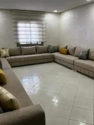 Très grand salon moderne panoramique en U, de couleur taupe, avec des coussins décoratifs colorés, idéal pour une grande pièce à vivre. Ameublement Hicham Marrakech.