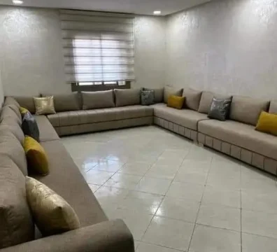 Très grand salon moderne panoramique en U, de couleur taupe, avec des coussins décoratifs colorés, idéal pour une grande pièce à vivre. Ameublement Hicham Marrakech.